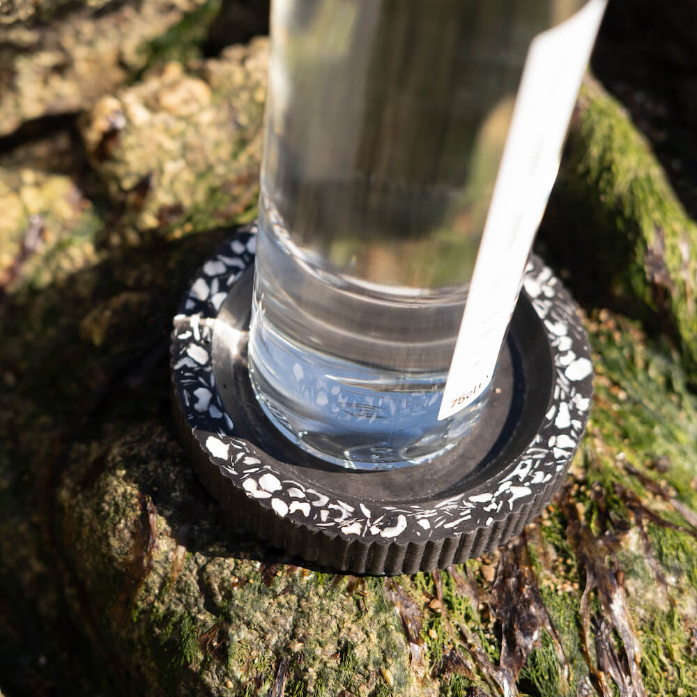 socle de bouteille colosse noir coquillages recycles malakio