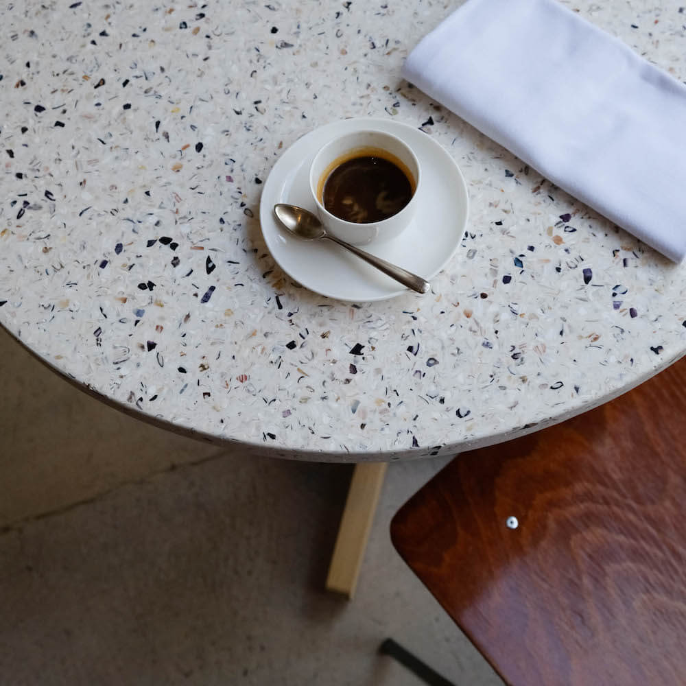table de bistrot michel chene clair coquillages recycles malakio gllu